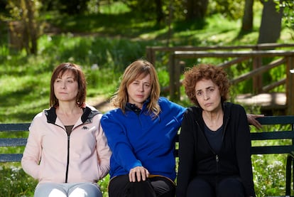 Desde la izquierda, Nathalie Poza, Emma Suárez y Adriana Ozores, en 'Invisibles'.