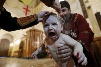 Un bebé es bautizado durante una ceremonia de bautismo en el Día de la Epifanía Ortodoxa, en Tiflis (Georgia).