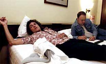 Carlos Tarque, cantante de M-Clan, y Ricardo Ruipérez, guitarrista del grupo, en el hotel de Vitoria poco antes del concierto.