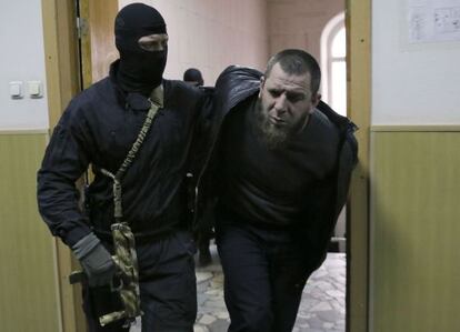 Tamerlan Eskerkhanov, detingut per la seva presumpta implicació en l'assassinat de l'opositor Nemtsov, és escortat en un tribunal rus.