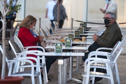 Una pareja consume en la terraza de un bar de Málaga, este lunes.