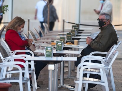 Una pareja consume en la terraza de un bar de Málaga, este lunes.