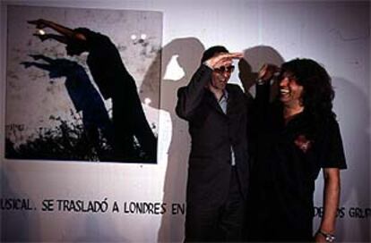 Anton Corbijn (a la izquierda) y José Mercé, en la inauguración de la exposición fotográfica de la casa de las vacas.
