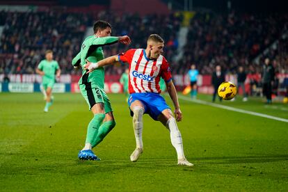 Dovby protege el balón ante Giménez durante el duelo en Montilivi.