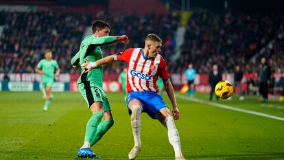 Dovby protege el balón ante Giménez durante el duelo en Montilivi.