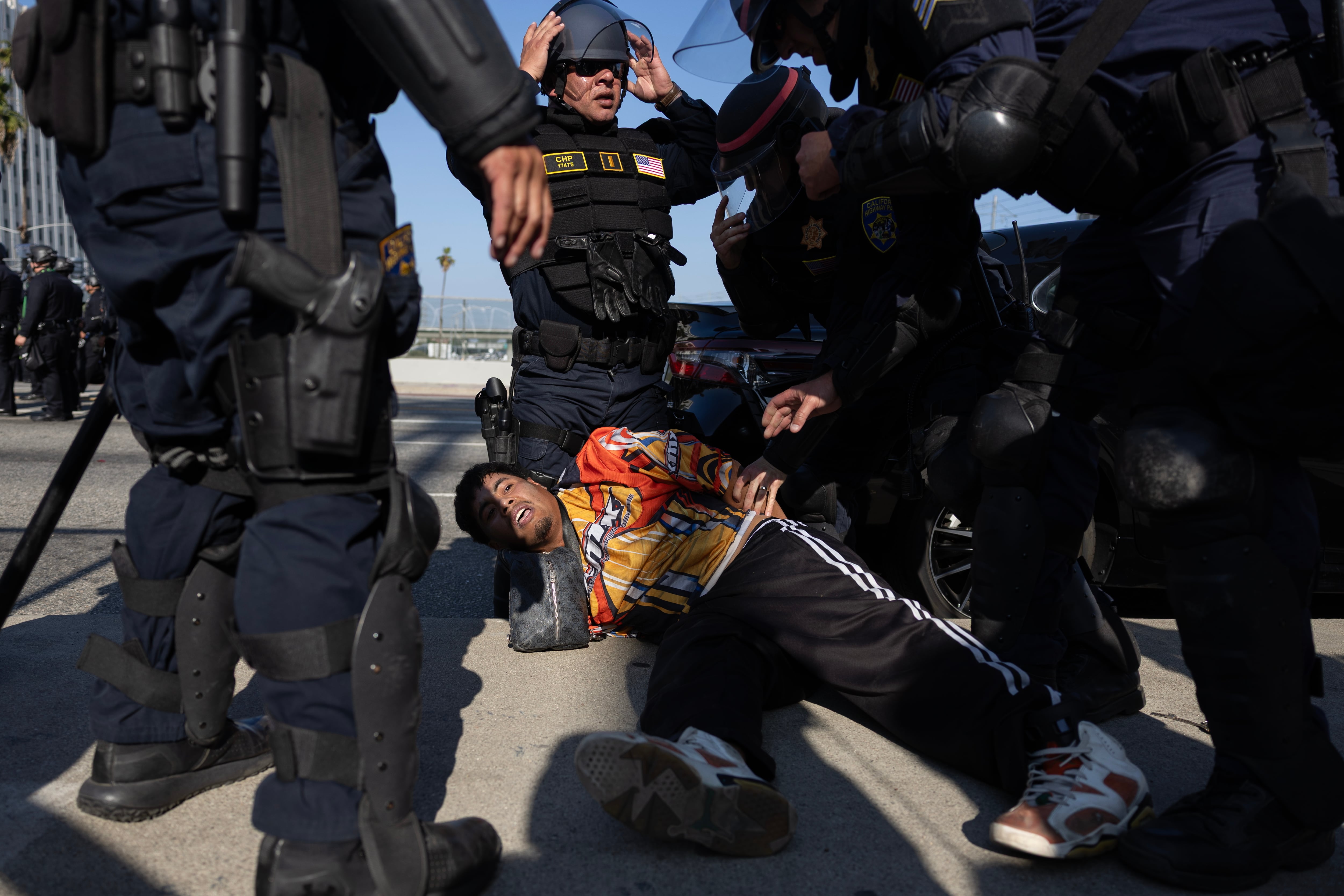 Los voluntarios que documentan las redadas migratorias en California están siendo arrestados: cómo pueden protegerse