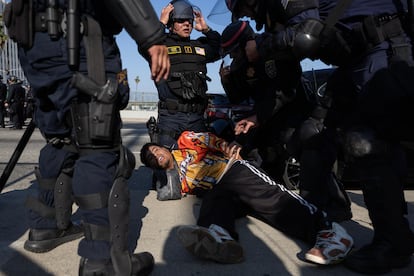Un manifestante es arrestado durante las protestas provocadas por las redadas migratorias en Los Ángeles, California, el 8 de junio de 2025.