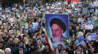 Miles de partidarios del Gobierno se manifiestan ayer en Teherán con imágenes del ayatolá Jomeini y del líder supremo de la Revolución Islámica, Alí Jameneí.