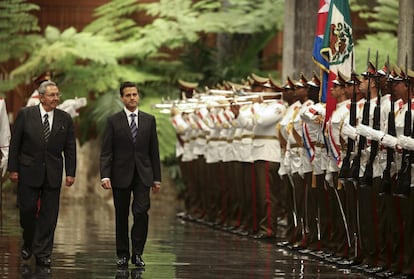 Enrique Peña Nieto, presidente de México entre 2012 y 2018, es recibido en el Palacio de la Revolución por el mandatario cubano Raúl Castro, en el marco de la visita oficial que realizó a Cuba, en 2014.