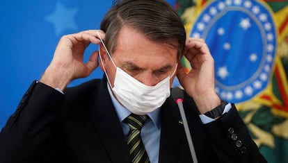 Jair Bolsonaro con una mascarilla durante una rueda de prensa.