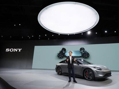 Sony muestra su primer vehículo en el CES. Eléctrico, con 33 sensores, pantalla panorámica y sonido 360.