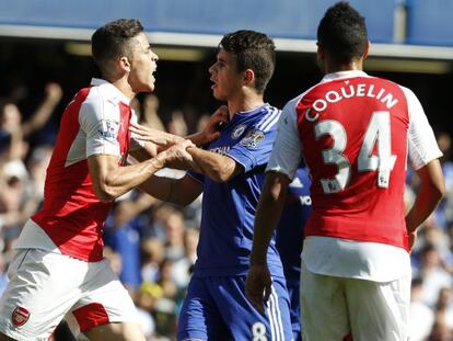 Gabriel y Diego Costa se encaran antes de que el defensa brasile&ntilde;o fuera expulsado.