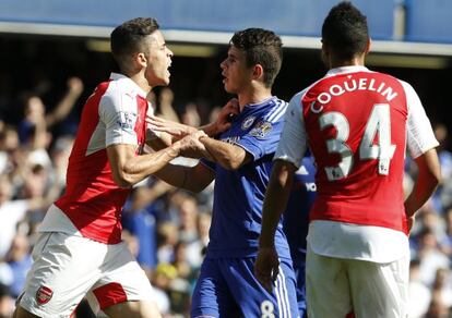 Gabriel y Diego Costa se encaran antes de que el defensa brasile&ntilde;o fuera expulsado.