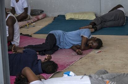 Los regidores de este centro de detención se quejan de la falta de recursos, sobre todo de comida y agua. Desde ACNUR no quieren abastecer a estos centros porque supondría perpetuar una práctica con la que no están de acuerdo.