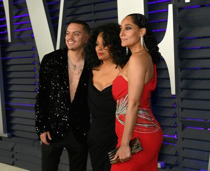 Diana Ross, en el centro, acompañada por sus hijos Evan Ross y Tracee Ellis Ross, durante la fiesta de los Oscar de Vanity Fair, celebrada en Beverly Hills (California, EE UU), en 2019.