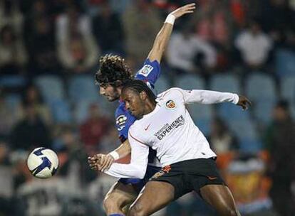 Granero agarra a Manuel Fernandes en un forcejeo por el balón.