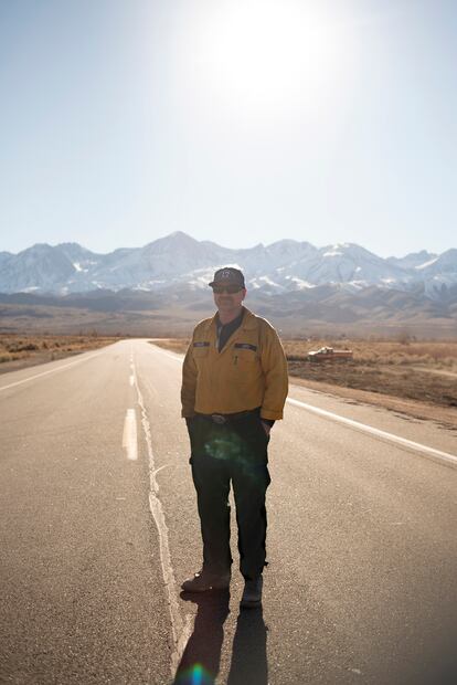 Steffen Fuller, del Servicio
Forestal de Estados Unidos, en un terreno quemado en los últimos incendios de Big Pine.
