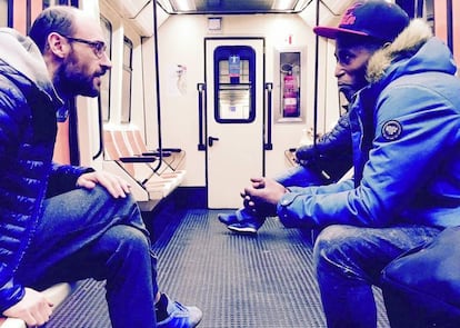 Ibrahima Balde y Amets Arzallus, autores del libro 'Miñán', en el Metro de Madrid.