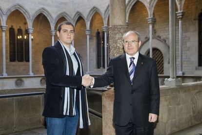 Albert Rivera y el 'president' José Montilla posan en el Palau de la Generalitat de Cataluña, el 1 de febrero de 2007.