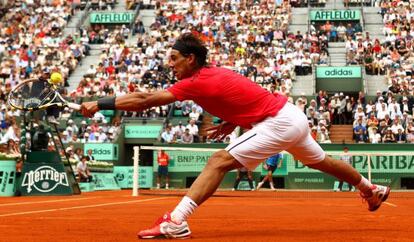 Nadal golpea la bola durante el partido