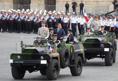 El presidente francés, Emmanuel Macron, de pie en el 'jeep', durante la celebración del Día Nacional de Francia, este 14 de julio, en París.