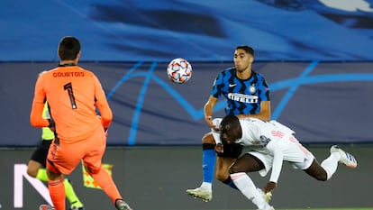 Courtois (izquierda), Mendy (derecha) y Achraf, en una acción del partido.