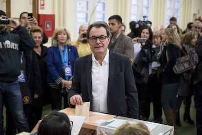 Artur Mas vota en el colegio Infant Jesus de Barcelona.
