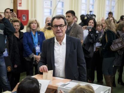 Artur Mas vota en el colegio Infant Jesus de Barcelona.