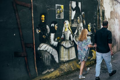Recreación de Las Meninas de Velázquez en el muro de una calle de Canido.