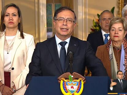 Gustavo Petro, acompañado de sus ministros, durante una alocución presidencial en la Casa de Nariño.