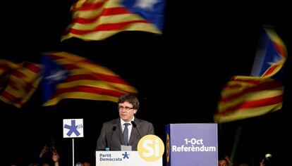 Carles Puigdemont durante un acto de campaña por el 'sí' en el referéndum del 1-O en Sant Cugat del Vallés.