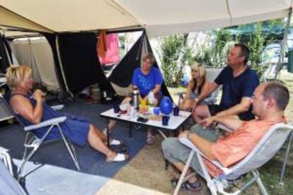 Un grupo de veraneantes reunidos alrededor de sus caravanas en un popular camping de Sant Pere Pescador, en Cataluña. EFE/Archivo