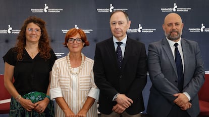 Garbiñe Bueno, Teniente alcalde del Ayuntamiento de Pamplona; Juana García, Vicepresidenta de Fundación Caja Navarra; José Ángel Andrés, Presidente de Fundación Caja Navarra y José Luis Arasti, Consejero de Economía y Hacienda del Gobierno de Navarra, en el evento de este viernes.
