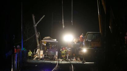 Bomberos, polic&iacute;a y personal de emergencias trabajan en el lugar del accidente, el paso a nivel de Millas.