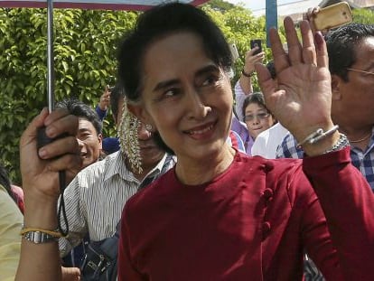 Aung San Suu Kyi cumprimenta partidários em Kawhmu