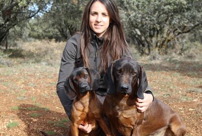 Lorena Martínez, con sus perros de caza, en una imagen facilitada por la federación valenciana.