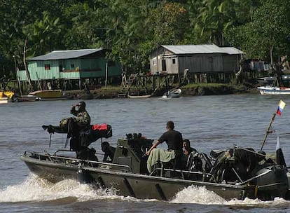 Una lancha del ejército colombiano patrulla por uno de los ríos de la costa del Pacífico.