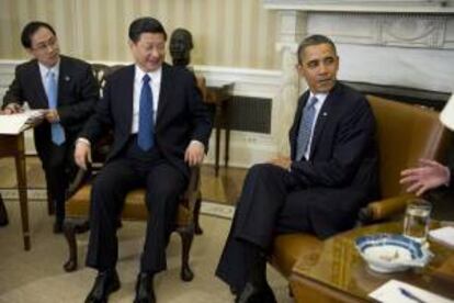 El presidente de los Estados Unidos, Barack Obama, (d), y el vicepresidente chino Xi Jinping durante un encuentro en el despacho Oval de la Casa Blanca, en Washington. EFE/Archivo