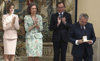 Doña Letizia y doña Sofía aplauden durante la ceremonia.