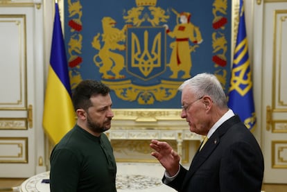 El presidente de Ucrania, Volodímir Zelenski, junto al enviado de EE UU a Ucrania, Keith Kellogg, este jueves en Kiev.