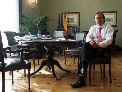 Joan Mesquida Ferrando, en su nuevo despacho del Ministerio del Interior durante la entrevista.