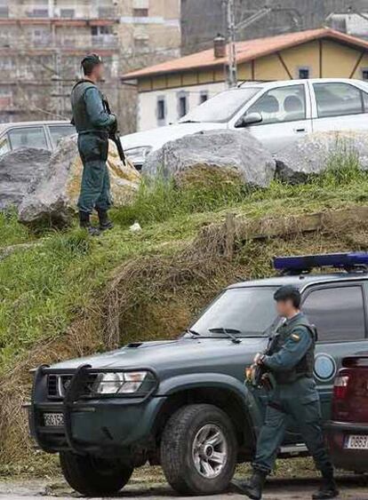 Agentes de la Guardia Civil registran en Andoain la vivienda de José Ángel Lerín.