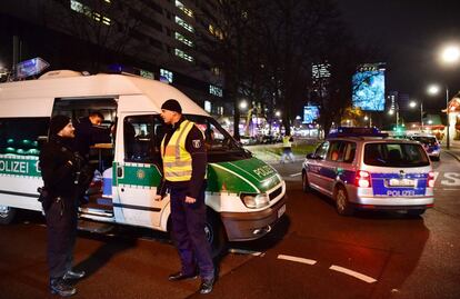 La policía bloquea los accesos a la plaza Kurfurstendamm tras el ataque sufrido esta noche en Berlin.