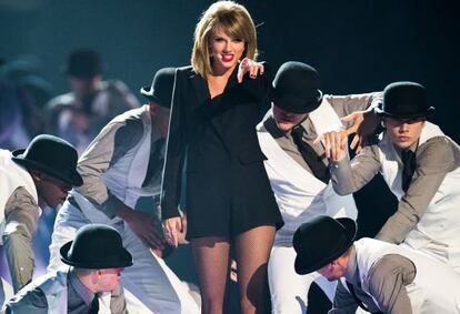 Taylor Swift durante su actuación en los premios BRIT.