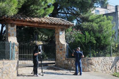 Varios medios graban la casa donde reside la cooperante Montserrat Serra en Palafrugell.
