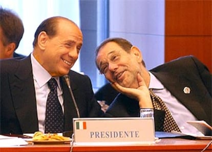 El primer ministro italiano, Silvio Berlusconi, y el alto representante para la política exterior de la UE, Javier Solana.