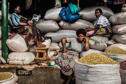 Tres señoras decansan en su puesto de venta de legumbres en Owino Market, Kampala (Uganda), en una imagen de Quico García.