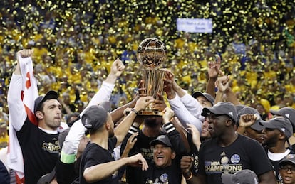 Los Warriors han ganado la NBA por segunda vez en tres años, cinco en toda su historia. En la imagen, los jugadores de Golden State Warriors celebran su victoria ante los Cleveland Cavaliers.