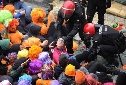 Desalojo por parte de la Ertzaina de miembros del 'muro popular' de Segi, en Vitoria.