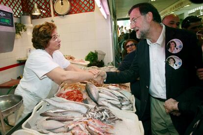 Mariano Rajoy, con una pescadera en un mercado de Elche.